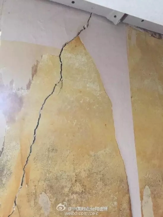 地震过后的房子裂缝