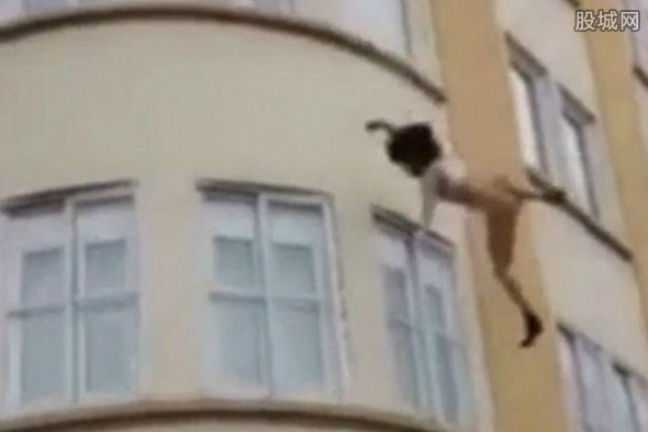 女子跳楼瞬间