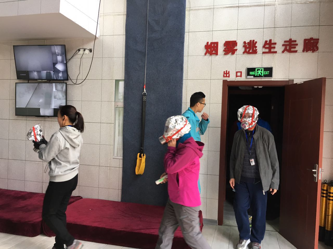 佩戴消防自救呼吸器的演练活动