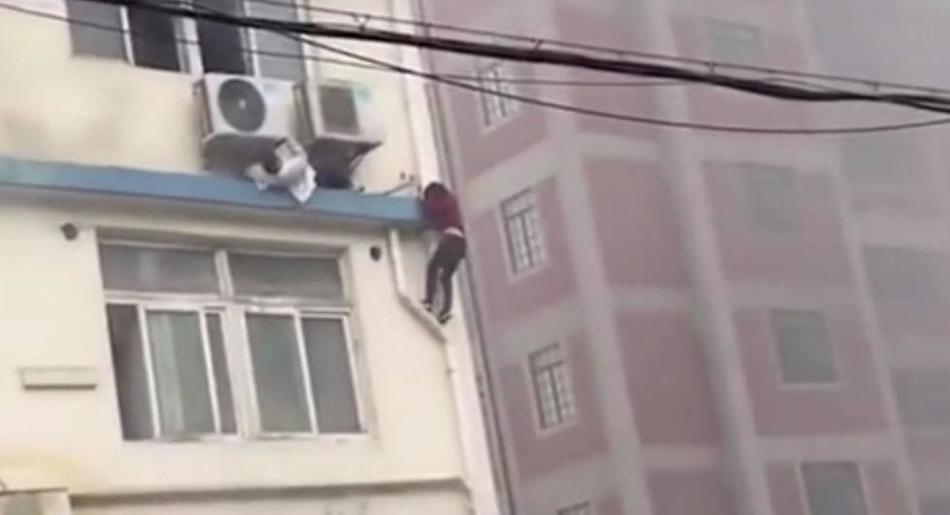 没有缓降器,上海办公楼起大火被困人员只能爬墙惊险逃生