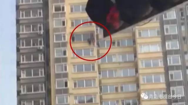 高楼发生火灾住户被困18楼窗外
