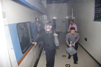 戴着消防过滤式自救呼吸器逃生