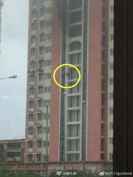 有缓降器就不会发生十楼居民奋力往楼外爬求救事件了!