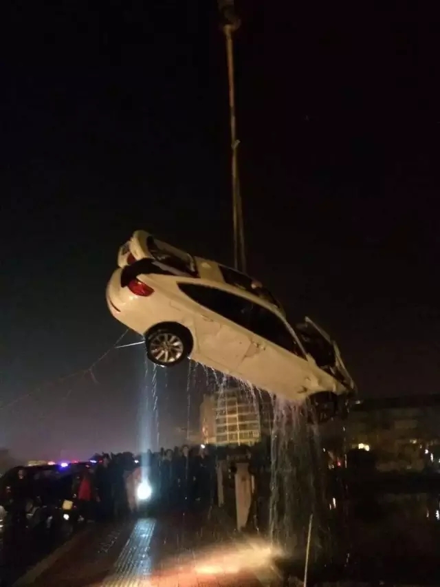 4月11日凌晨1点多,金华一辆宝马GT冲进永康江。但是很不幸女司机抢救无效死亡。