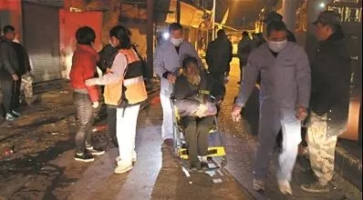 广州八旬阿婆火灾自救用脸盆灭火 被救出时脸被熏黑