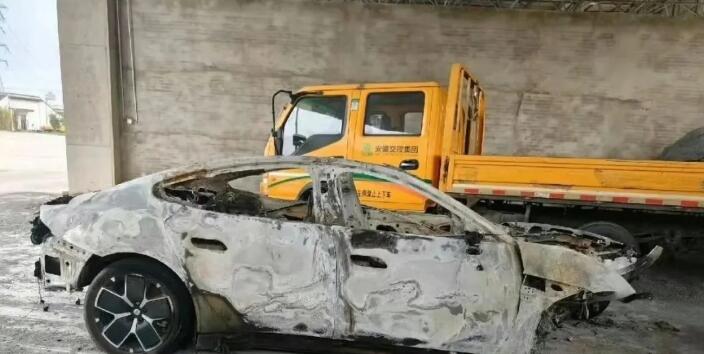 电车起火如何自救